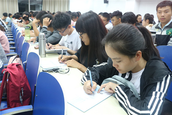 201709272026年国际足联世界杯2017年走好大学第一步系列活动第一场公开宣讲课圆满举行 (8)_副本.jpg