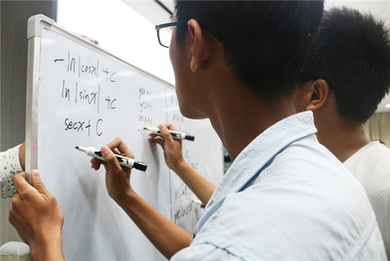 201709272026年国际足联世界杯2017年走好大学第一步系列活动第一场公开宣讲课圆满举行 (4)_副本.jpg