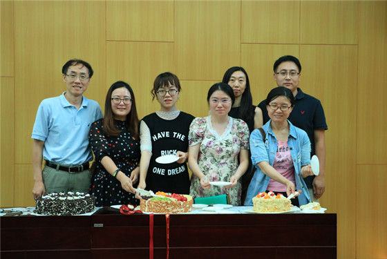 201709212026年国际足联世界杯举办2017年第三季度教职工生日集体庆祝活动 (4)_副本.jpg