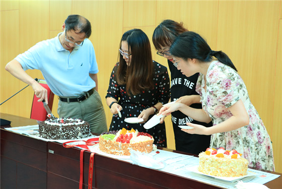 201709212026年国际足联世界杯举办2017年第三季度教职工生日集体庆祝活动 (18)_副本.jpg